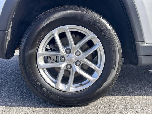 Used 2024 Jeep Grand Cherokee Laredo X image 10