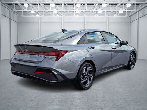 Certified 2025 Hyundai Elantra Sport FWD image 6