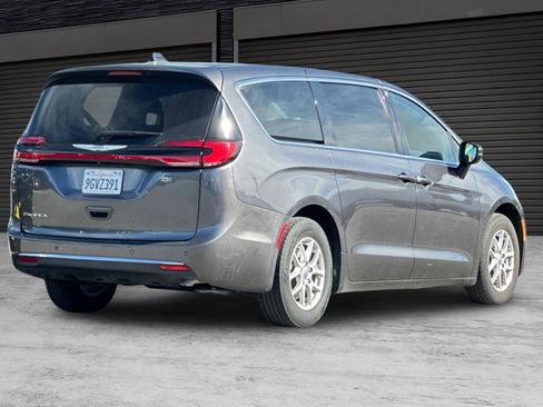 Used 2023 Chrysler Pacifica Touring-L image 4