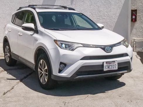 Used 2018 Toyota RAV4 XLE AWD/4WD image 3