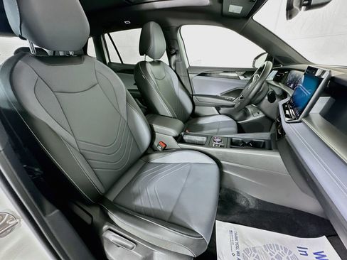 Certified 2025 Volkswagen Tiguan SE R-Line AWD/4WD image 28