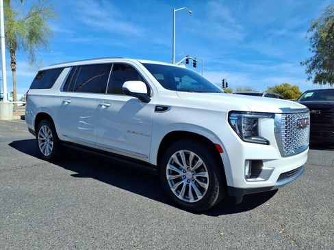 Used 2022 GMC Yukon XL Denali w/ Denali Premium Package image 3