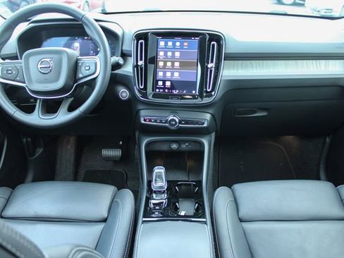Used 2025 Volvo XC40 B5 Plus image 17