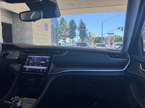 Used 2024 Jeep Grand Cherokee Limited image 35