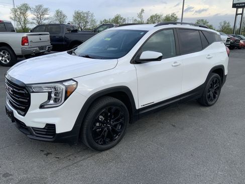 Used 2022 GMC Terrain SLE w/ Elevation Edition image 4