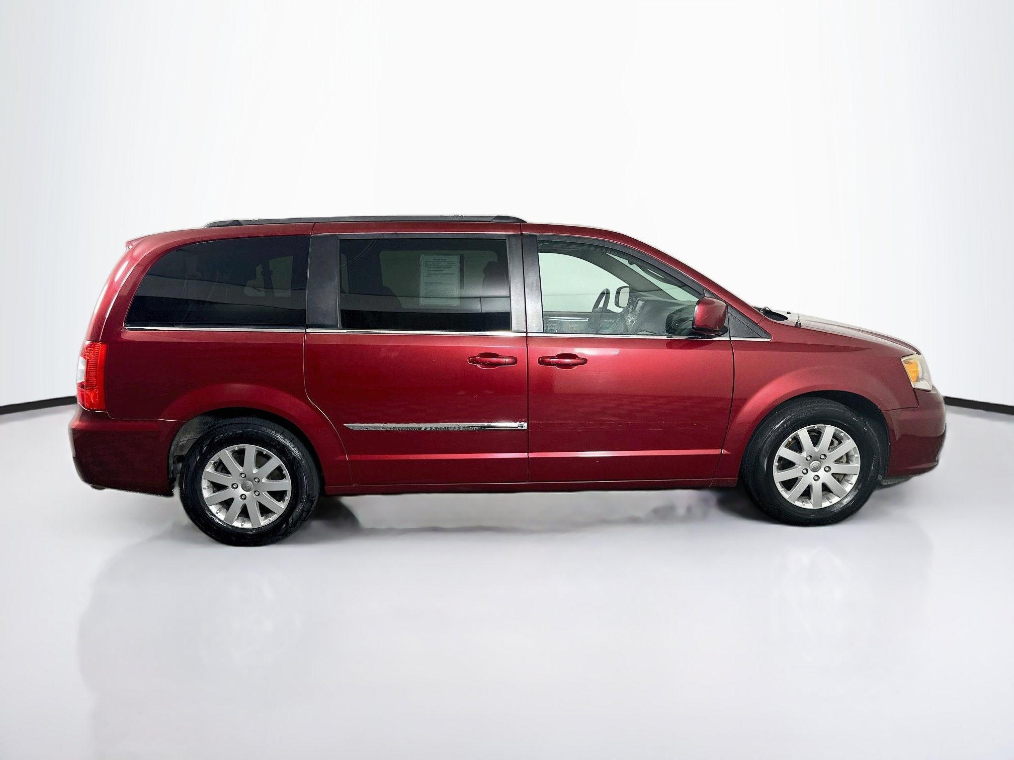 Used 2016 Chrysler Town & Country Touring FWD image 10