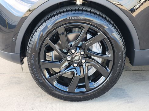 New 2025 Land Rover Discovery S image 10