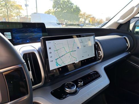 New 2025 Ford Expedition Active image 10