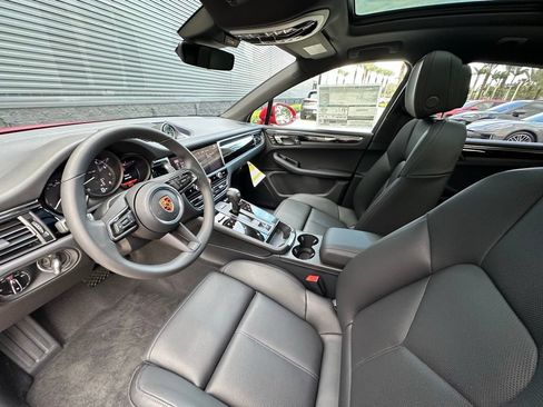Used 2026 Porsche Macan AWD/4WD image 4