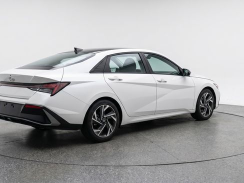 Used 2025 Hyundai Elantra SEL image 9