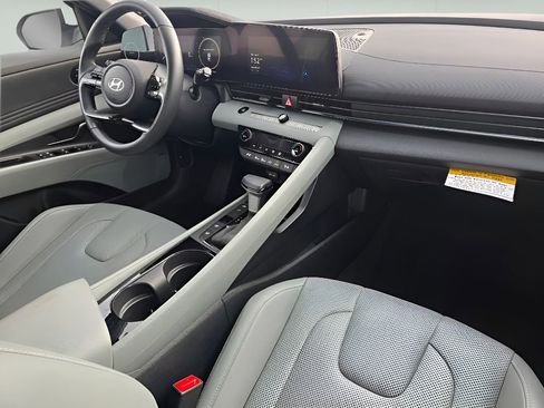 Used 2025 Hyundai Elantra Limited image 27