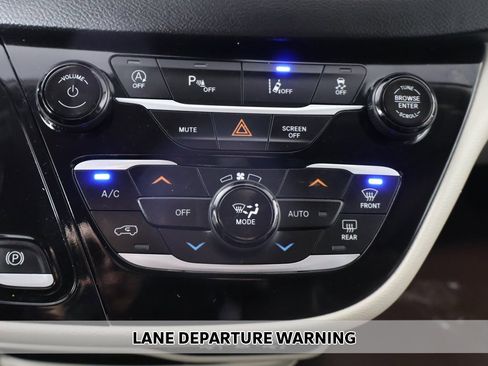 Used 2022 Chrysler Pacifica Touring-L image 5