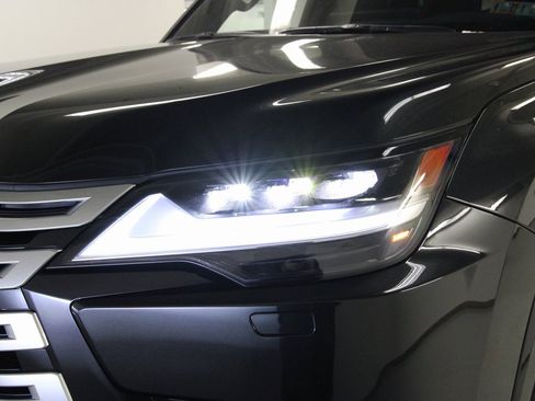 Used 2025 Lexus LX 700h Luxury image 9