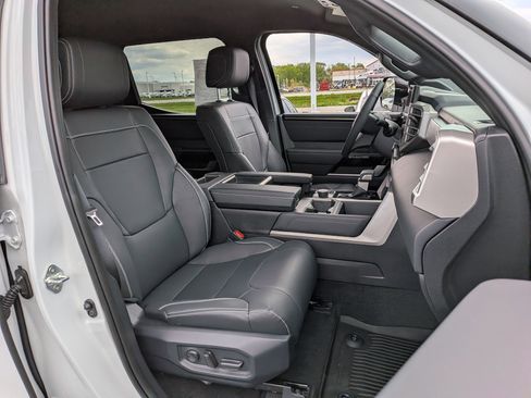 Used 2026 Toyota Tundra Limited AWD/4WD image 25