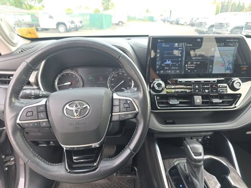 Used 2021 Toyota Highlander Limited AWD/4WD image 16