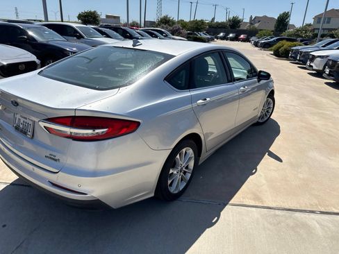 Used 2019 Ford Fusion SE FWD image 5
