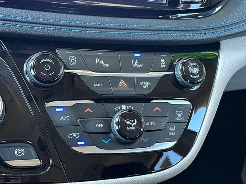 Used 2021 Chrysler Pacifica Touring FWD image 21
