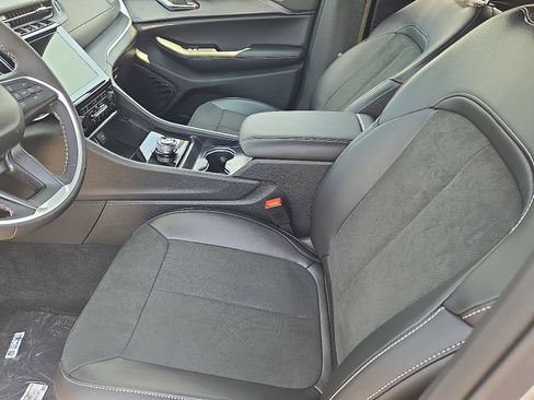 New 2025 Jeep Grand Cherokee Altitude image 8