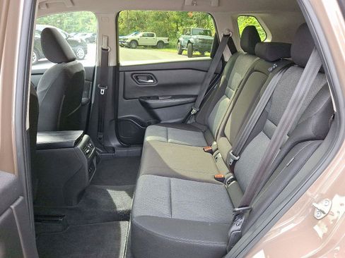 Used 2024 Nissan Rogue SV image 10