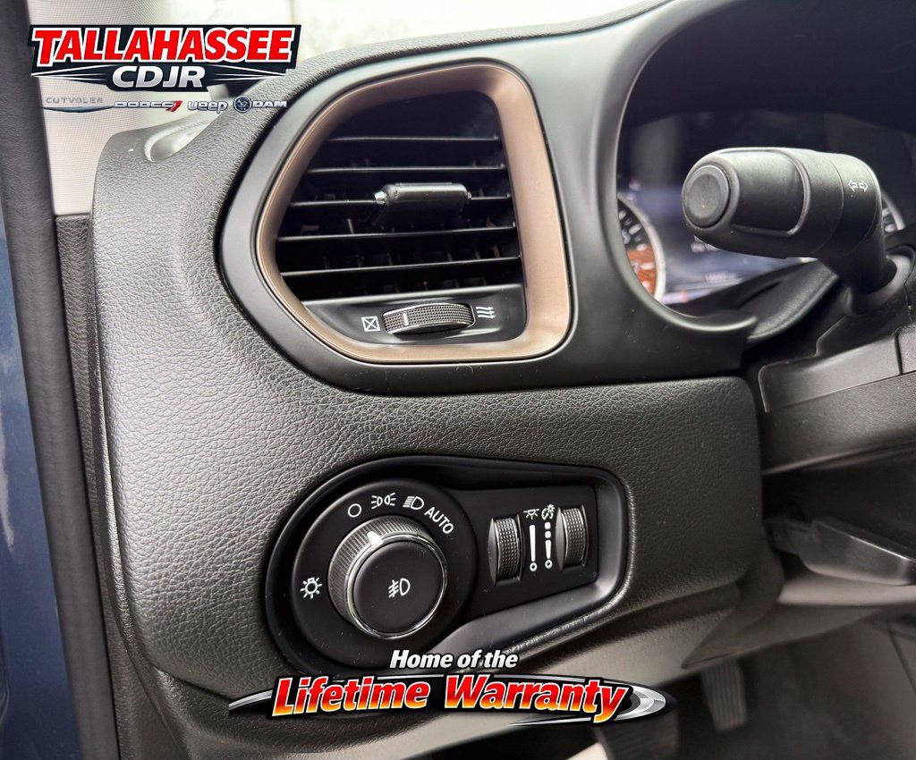 Used 2023 Jeep Renegade Latitude AWD/4WD image 38