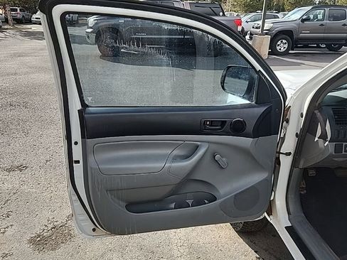 Used 2014 Toyota Tacoma Base image 14