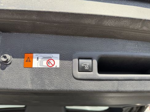 Used 2025 Toyota Sienna XLE Woodland Edition image 32