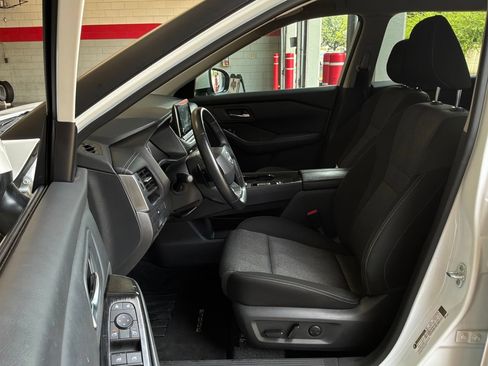 Used 2025 Nissan Rogue SV FWD image 10