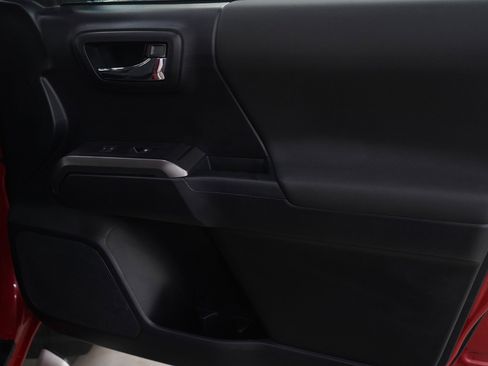 Used 2018 Toyota Tacoma TRD Sport image 9