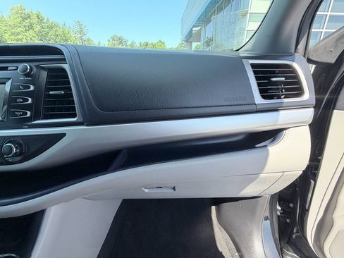 Used 2019 Toyota Highlander LE FWD image 19