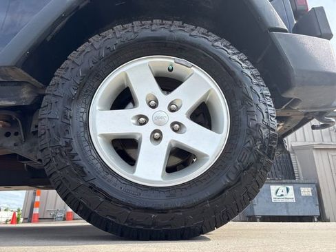 Used 2013 Jeep Wrangler Unlimited Sport w/ Max Tow Pkg AWD/4WD image 9