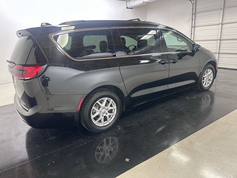 Used 2022 Chrysler Pacifica Touring-L image 16