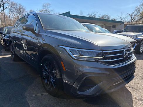 Used 2023 Volkswagen Tiguan SE w/ Panoramic Sunroof Package image 3