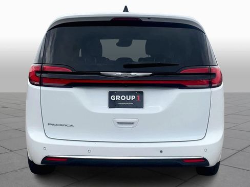 Used 2023 Chrysler Pacifica Touring-L FWD image 5