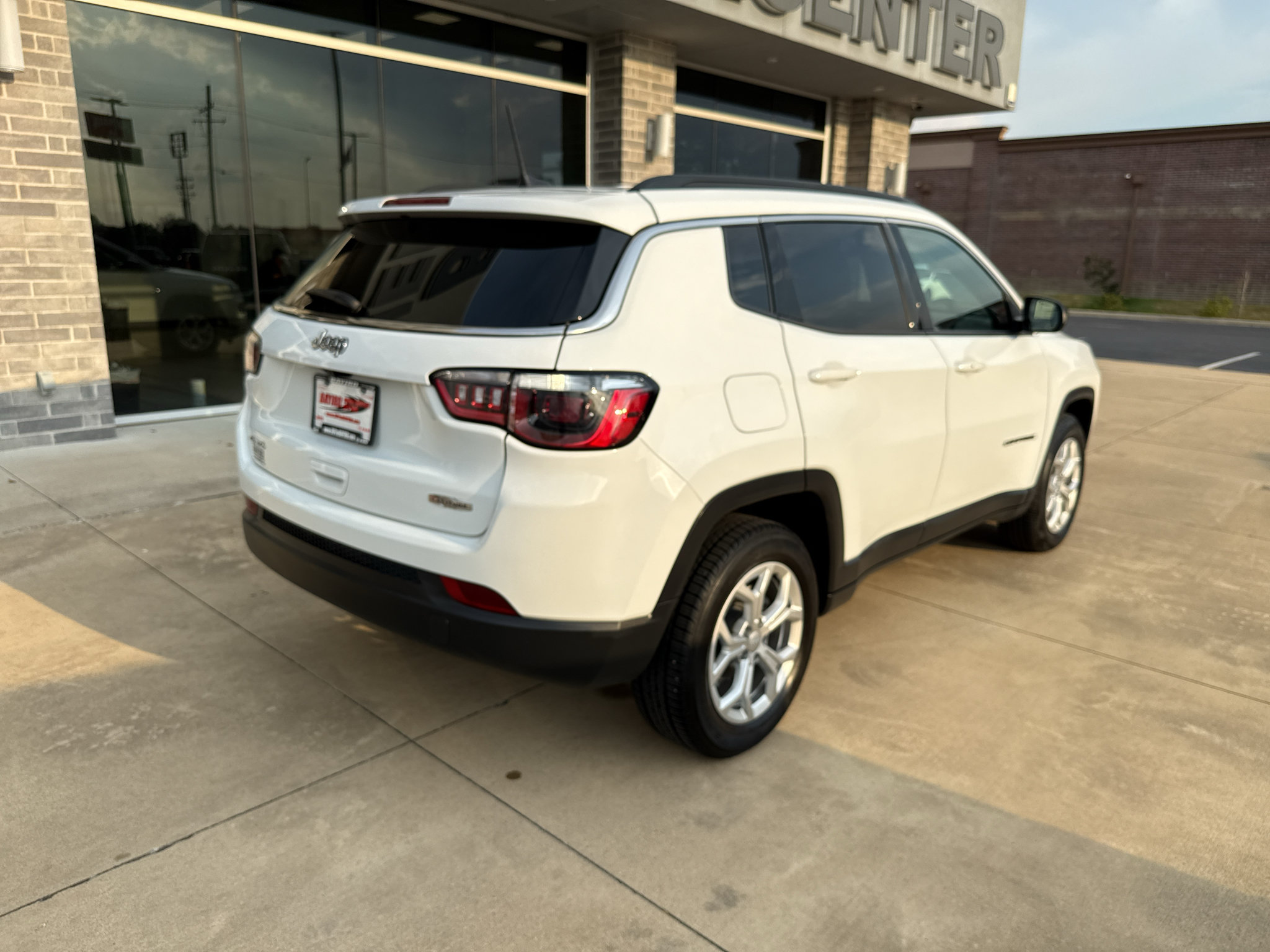 Used 2024 Jeep Compass Latitude AWD/4WD image 7