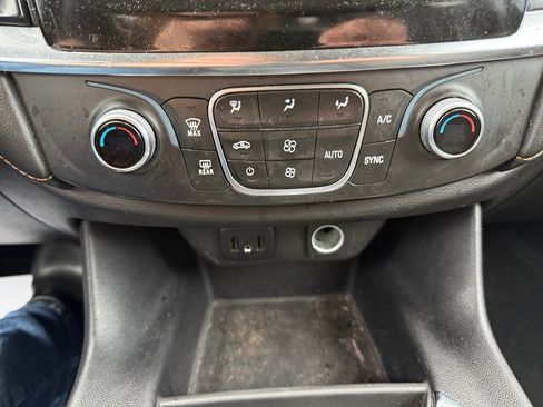 Used 2021 Chevrolet Traverse LS AWD/4WD image 32