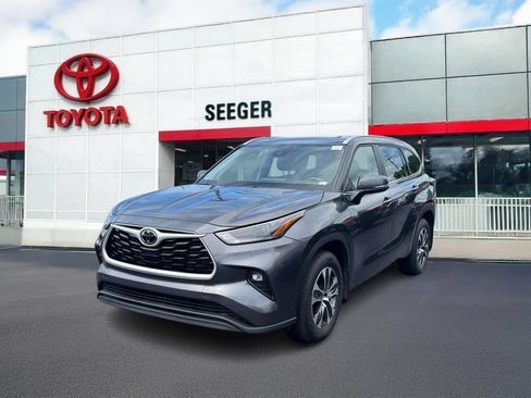 Used 2025 Toyota Highlander XLE AWD/4WD image 11
