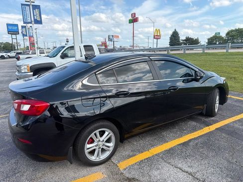 Used 2017 Chevrolet Cruze LT FWD image 3