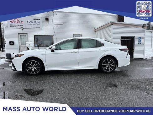 Used 2023 Toyota Camry SE image 1