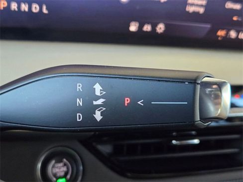 Used 2025 Buick Enclave Preferred w/ Power Package image 11