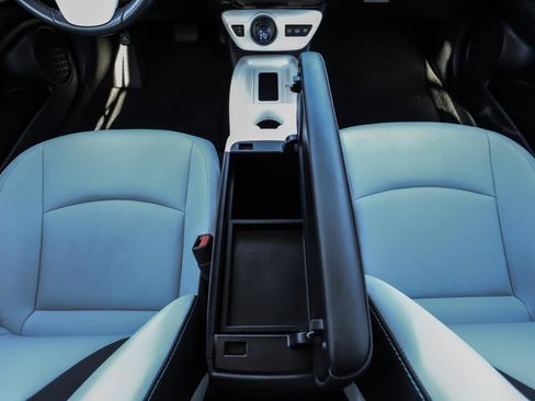 Used 2018 Toyota Prius Prime Premium image 34