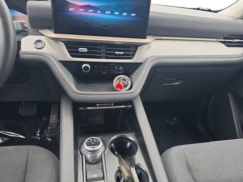 Used 2025 Ford Explorer Active RWD image 14