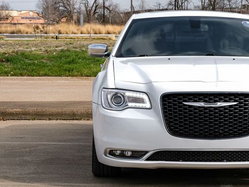 Used 2018 Chrysler 300 Limited image 41
