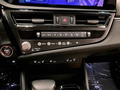 Used 2025 Lexus ES 300h w/ Premium Package image 28