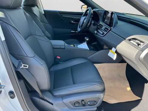 New 2025 Lexus ES 300h w/ Premium Package image 5