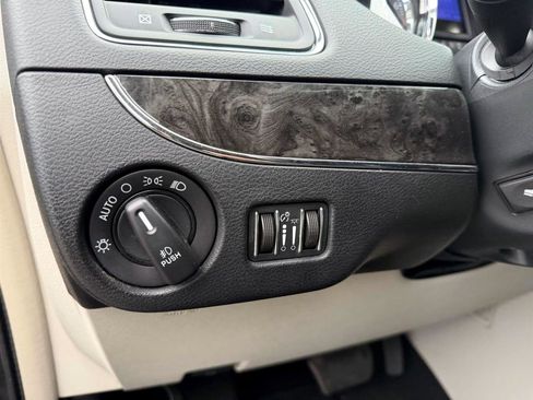 Used 2013 Chrysler Town & Country Touring-L w/ Driver Convenience Group image 15