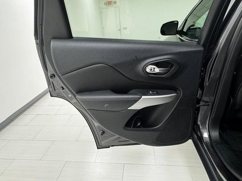 Used 2018 Jeep Cherokee Latitude Plus image 11