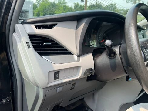 Used 2017 Toyota Sienna LE FWD image 14