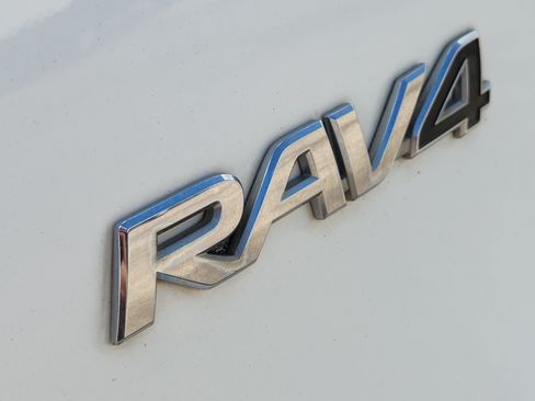 Used 2017 Toyota RAV4 LE FWD image 8
