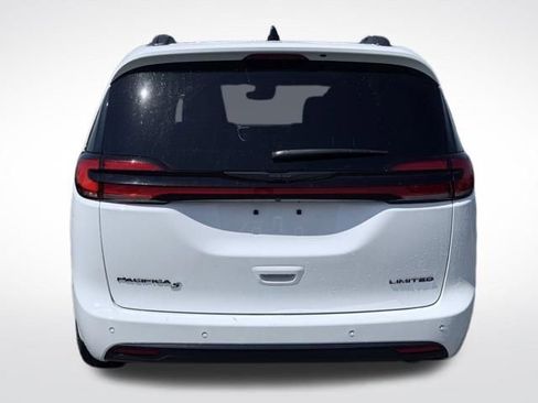 Used 2025 Chrysler Pacifica Limited FWD image 7