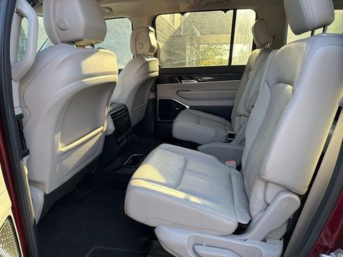 Used 2022 Jeep Wagoneer Series III w/ Premium Group I AWD/4WD image 11